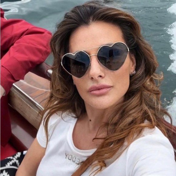 Ship same day - 💯 - New Authentic GUCCI Gold Heart Sunglasses - Picture 1 of 17